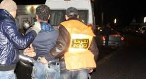 أكادير: الأمن يوقف لصا متلبسا بسرقة أغطية مبحوث عليه في جريمة قتل