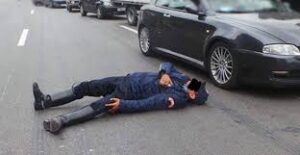 شرطي يتعرض لحادث خطير خلال خفره موكب رئيس البينين 3 images 3 1
