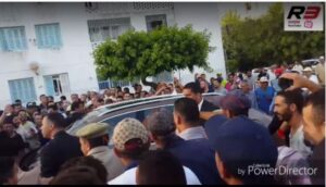 حديث مثير دار بين الملك وساكنة الحسيمة بعدما سمح لهم بالاقتراب منه (شاهد)