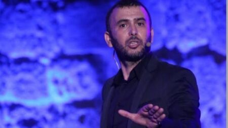 كوميدي تونسي "يحرج" والي أكادير وعمال الجهة وشخصيات بارزة بمهرجان الضحك بأكادير