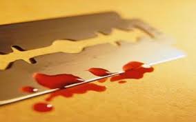 مثير… قاصر “تشرمل” جسد صديقتها بشفرة حلاقة و السبب “t-shirt”