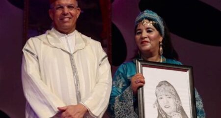 عامل تارودانت يعيد الاعتبار ويكرم سلطانة الطرب الأمازيغي فاطمة تباعمرانت بمهرجان الحناء