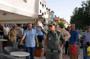 قائدة بلباس عسكري تقود حملة لتحرير الملك العمومي بأزرو