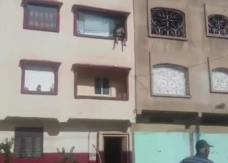 صادم..انتحار سيدة بإضرام النار في شقتها بعد رمي ابنتها من النافذة