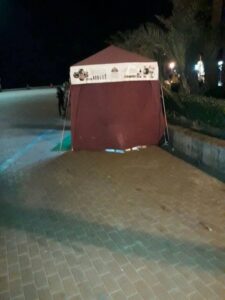 خيمة لبيع العسل ومشتقاته تتثير استغراب زوار كورنيش أكادير