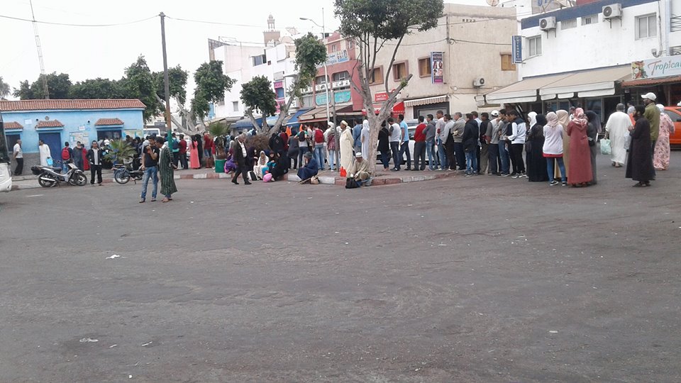 صفوف وانتظار بالساعات أمام مكاتب ألزا ، وطلبة وتلاميذ يستنجدون بالوالي حجي