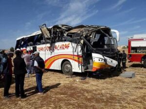 +فيديو: إصطدام قوي بين حافلة لنقل الركاب وسيارة خفيفة يسفر عن ضحايا، وحالة من الاستنفار تعقب الحادث.