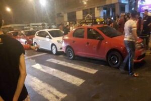 +فيديو: فوضى “مطاردات الشوارع” بين الطاكسيات و “أوبر” تتسبب في احتجاز طفل