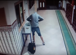 +فيديو: الشرطة الفرنسية تعتقل مغربيا متخصصا في سرقة أموال الزكاة من المساجد!!