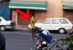 مختل عقلي يهدد سلامة المواطنين بمدينة بيوكرى، والجهات المعنية تنهج صمت القبور