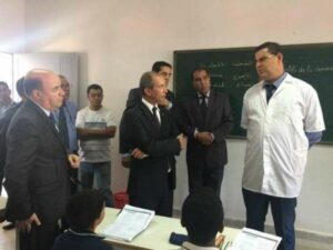 صورة “صمود” أستاذ أمام الوزير “حصاد” تثير سيلا من التعليقات في الفايسبوك..