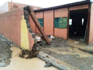 +صور: تخريب و إتلاف تجهيزات مدرسية إثر عاصفة رعدية مفاجئة، وخسائر فادحة تنجم عن الحادث.