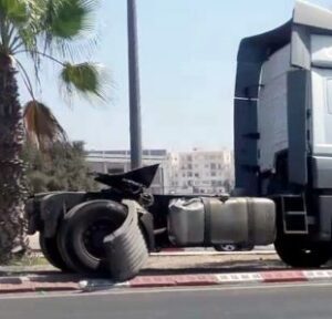 عاااجل وبالصور: صهريج شاحنة ضخمة محملة بالغاز ينتزع من مكانه بأكادير