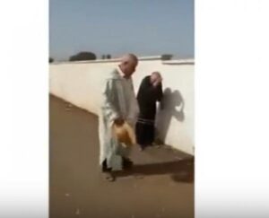 مشين وبالفيديو: شجار قوي دموي بين فقيهين يتلوان القرآن على الموتى وسط مقبرة .