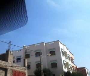 أكادير (+صور): الاعمدة الكهربائية تضيء بالنهار وتغرق مناطق أخرى بالظلام ليلا..