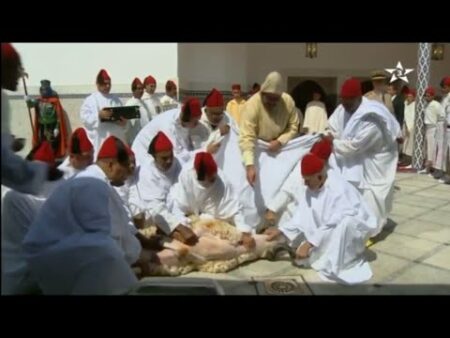 رائع شاهد بنفسك الملك محمد السادس نصره الله ملك المغرب وهو. ...يذبح كبش عيد الأضحى