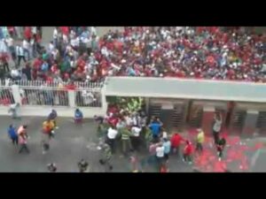 الجمهور يجتاح ملعب مولاي عبد الله بالقوة