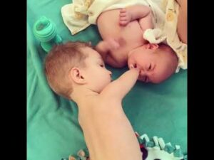 فيديو جد مؤثر.. طفل “فاقد الذراعين” يحاول مساعدة أخيه الرضيع