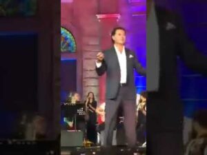 شاهد اوضح فيديو للحضة سقوط الفنان راغب علامة على المسرح خلال مهرجان بكاسين . لبنان