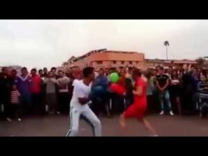 امريكية تسلخ مغربيا بجامع الفنا