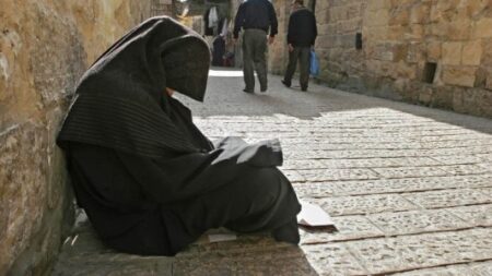متسولة أكادير الميسورة تغادر أسوار السجن، وتعود لتمارس فعلا غريبا. متسولة أكادير الميسورة تغادر أسوار السجن، وتعود لتمارس فعلا غريبا.