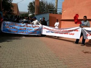 (+صور):رئيس جماعة بأكادير يتعرض للحصار: المواطنون من الخارج يطالبون بالرحيل، والمعارضة من الداخل تفشل دورة أكتوبر. واحتجاجات تندلع بالموازاة. 12 2