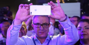 وزير العدل كما لم تروه من قبل.. يصور أقوى لحظات مهرجان التسامح بأكادير