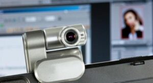 فيديوهات “فرسان الطريق” تسقط عددا من سائقي الشاحنات في حبائل ابتزاز فتاة ذكية باستعمال “الواتساب”