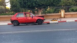 طاكسي مجنونة تضع حدا لحياة سيدة بريئة حين كانت تستند إلى عمود للكهرباء بقلب عاصمة الفضة