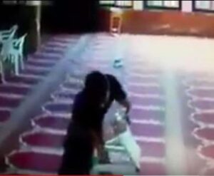 (+فيديو): مشهد يثير صدمة بعد سرقة لص لصندوق التبرعات وسط مسجد مباشرة بعد إتمام الصلاة والتسبيح…