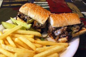 أيت ملول: “ساندويتش” يرسل طالبات إلى قسم المستعجلات في حالة حرجة، و مطالب بفتح تحقيق في الواقعة.