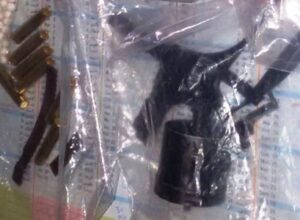 عاجل و بالصور: يقظة الجمارك تنجح في حجز مسدس لدى مسافر بلجيكي بالمطار  بعدما فككه إلى أجزاء قطع غيار