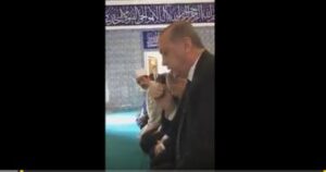 رائع: الرئيس التركي رجب طيب أردوغان يتلو القرآن الكريم بصوت خاشع جدا