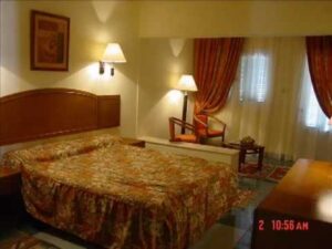 تحذير: شبكة خطيرة  متخصصة في الابتزاز بحيل شيطانية بكراء شقق مجهزة بكاميرات لتسجيل الضحايا في أوضاع جنسية