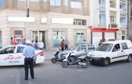 السطو على وكالة بنكية باستعمال العنف و أسلحة بيضاء ينتهي بتوقيف أخطر مجرم، و هذا ما عثر بحوزته. السطو على وكالة بنكية باستعمال العنف و أسلحة بيضاء ينتهي بتوقيف أخطر مجرم، و هذا ما عثر بحوزته.