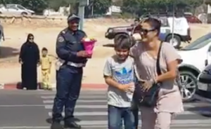 +فيديو: تلميذ بطل رفقة أمه، يقدم باقة ورد لشرطية بأكادير