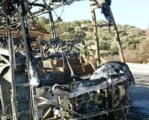 +صورة: النيران تحول حافلة قادمة إلى أكادير إلى هيكل، و الركاب ينجون من موت محقق