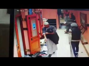 شفار في هيئة ‘ ملتزم ‘ يسرق حذاء بمسجد
