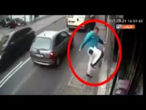 مواطن يكسر زجاج خاص بالمسجد في الغرب شاهد ماذا وقع له