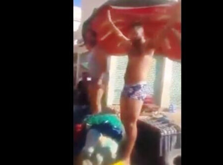 إنزكان: "فراش" يصعد فوق عربته و يحتج عاريا كما خلقه الله احتجاجا على تحرير الملك العمومي (+فيديو).