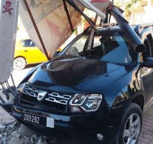 (+صورة): نقل مستشار جماعي في حالة حرجة إلى قسم المستعجلات إثر حادثة سير خطيرة بسيارة الجماعة.