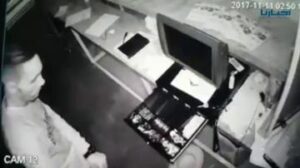 شاهد كيف سرق مبلغا كبيرا بمركز تجاري