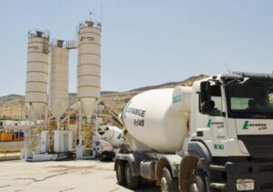 الشرطة تقتحم المقر المركزي لشركة معروفة في إنتاج الإسمنت بسبب شكوك في تورطها في تمويل داعش