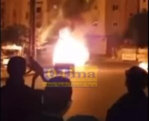 النيران تلتهم سيارة في الشارع العام بشكل مهول