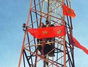 +فيديو و صور:مواطنون يعتصمون فوق لاقط هوائي، وإغماءات في صفوف أسرهم بعد منع الأكل و الشرب عنهم.