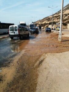 +صور: مياه الشرب تضيع هدرا بأكادير في زمن الشح و ندرة الأمطار وسط استنكار الغيورين..