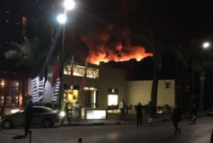 +فيديو:النيران تأتي على مطعم معروف، و حالة استنفار تعقب الحادث الذي خلف خسائر فادحة.