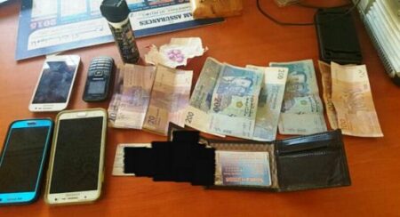 +صور: جحز أقراص "ريڨوتريل"، و الشيرا، و قنينة غاز مسيل للدموع لدى مروجين بالمحطة الطرقية لإنزكان.