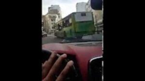 غريب: حافلة للنقل تسير في الإتجاه المعاكس