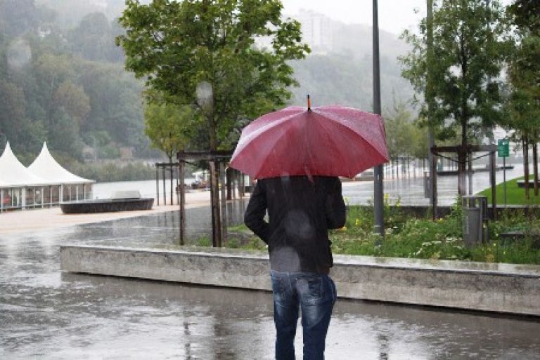 طقس الجمعة…أجواء غائمة مع نزول أمطار بعدد من مناطق المملكة